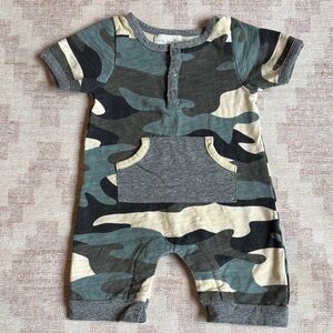 Camo Short-Sleeve Baby Romper with Pocket - Green/Gray 9M